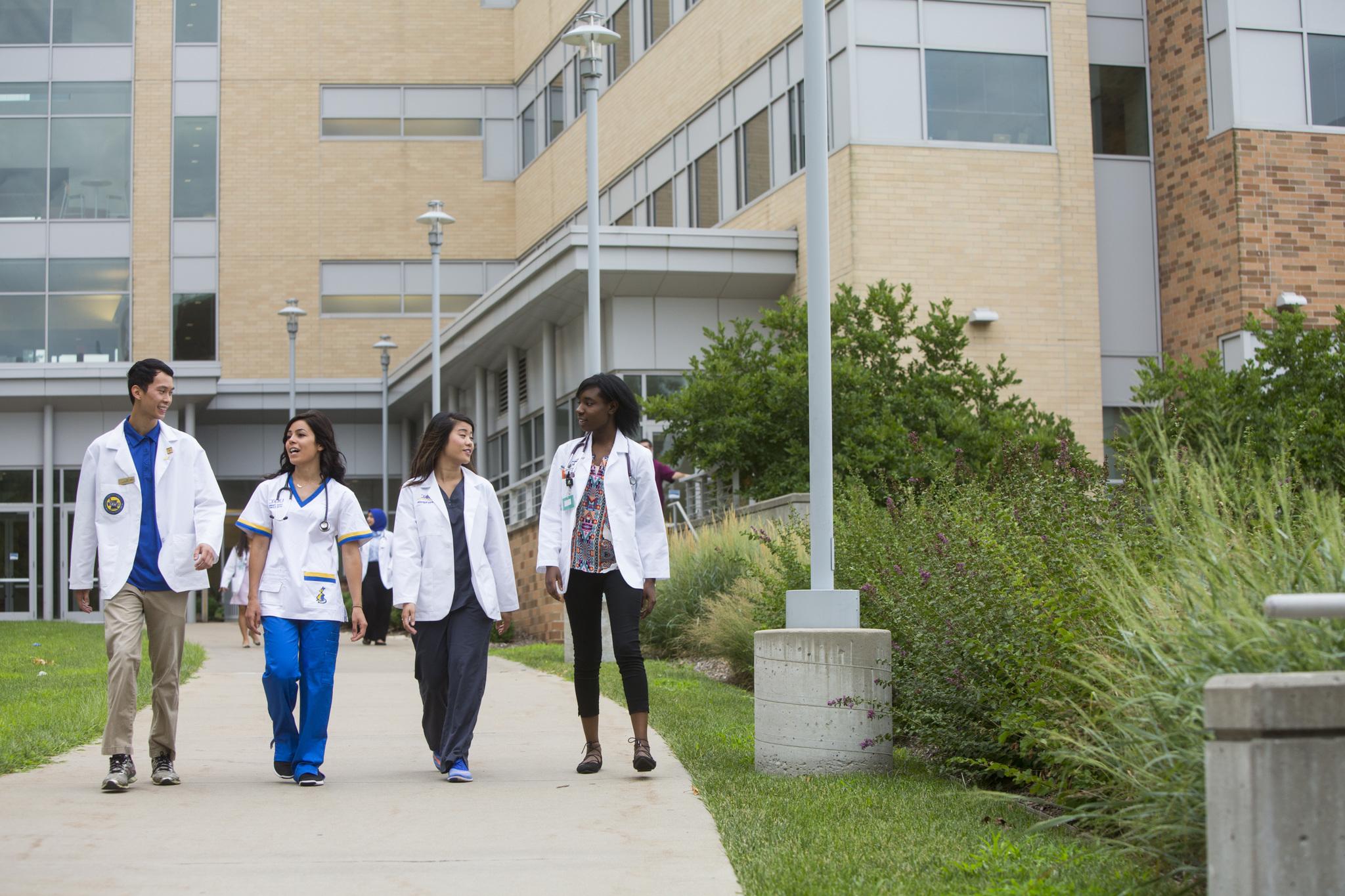 一群UMKC医学院的学生在课间散步聊天